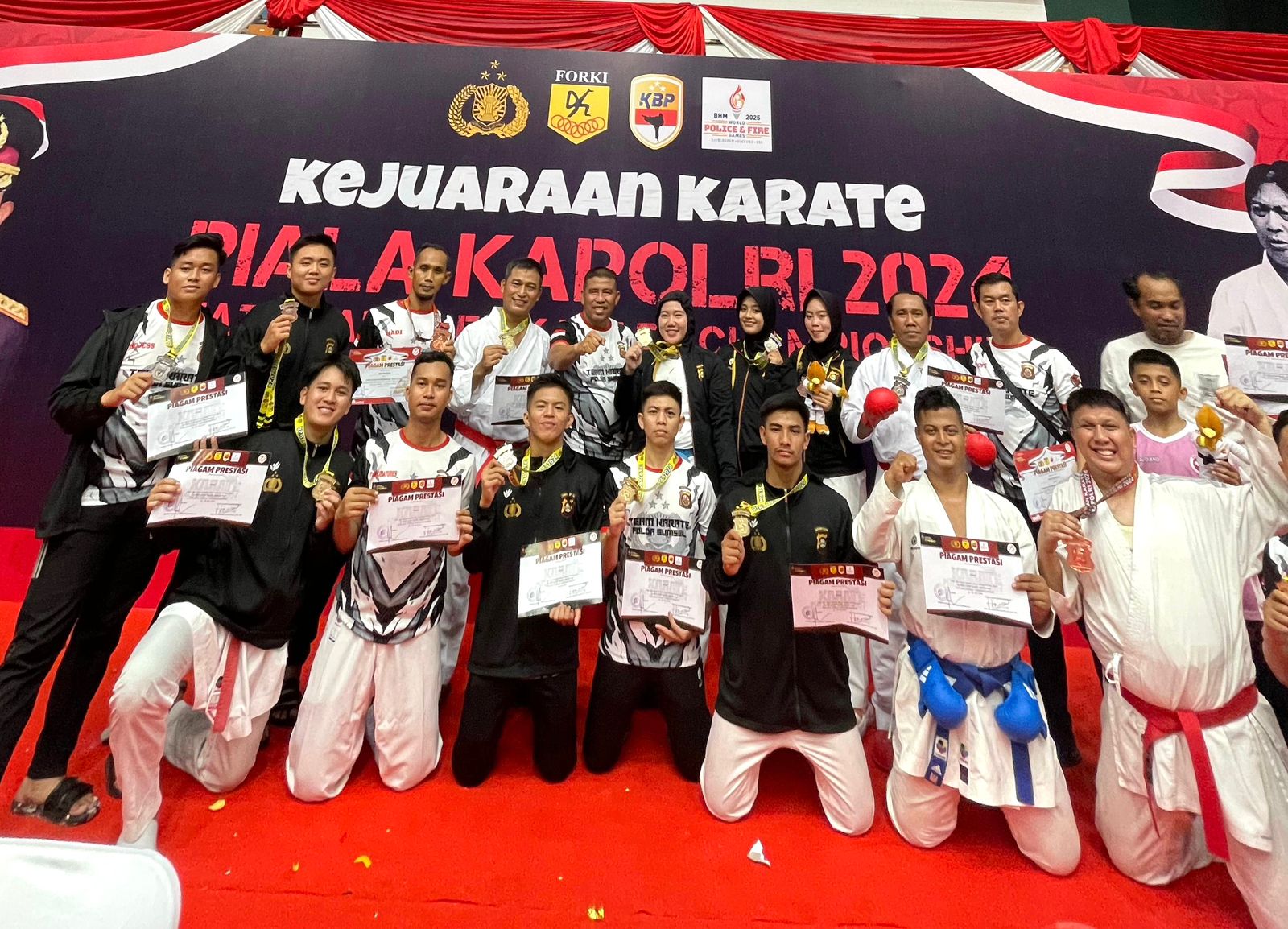 SELAMAT! Tim Karateka Polda Sumsel Sabet 12 Emas di Kejuaraan Karate Piala Kapolri 2024