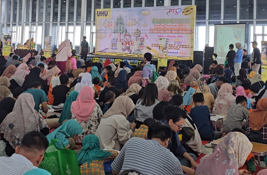 500 Anak TK-SD Khalifah Kompak Bersama dengan Orang Tua di Lomba Menempel dan Mewarnai Bersama UHU