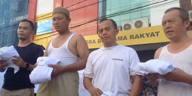 VIRAL! Protes Kader Gerindra Lakukan Aksi Copot Baju Lalu Kirim Pakaiannya ke Prabowo