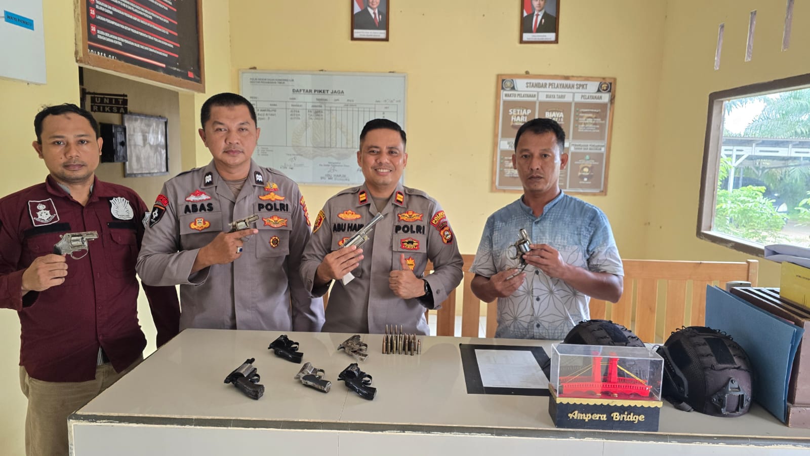 Polsek Pedamaran Timur OKI Terima Serahkan 9 Pucuk Senpi Sukarela dari Warga