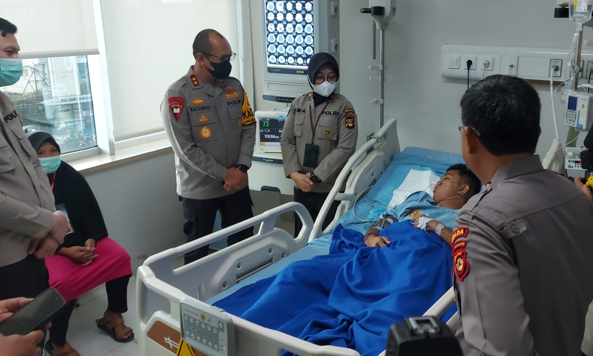 Kapolda Sumsel Besuk 6 Anak Buahnya yang Menderita Sakit saat Bertugas Pengamanan TPS dan Pemungutan Suara