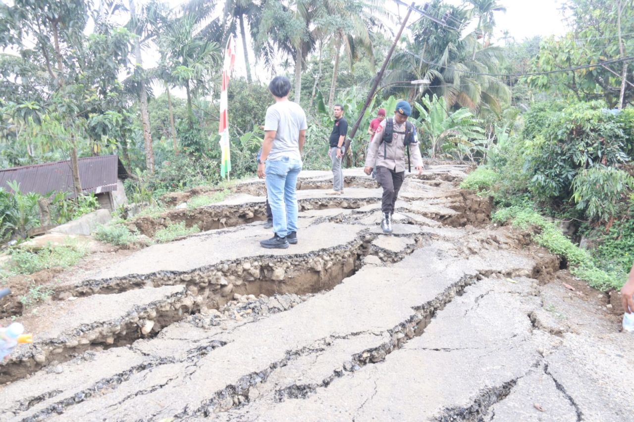 Polda Sumsel Bantu Korban Longsor Tandihat, Salurkan Logistik ke Pengungsian