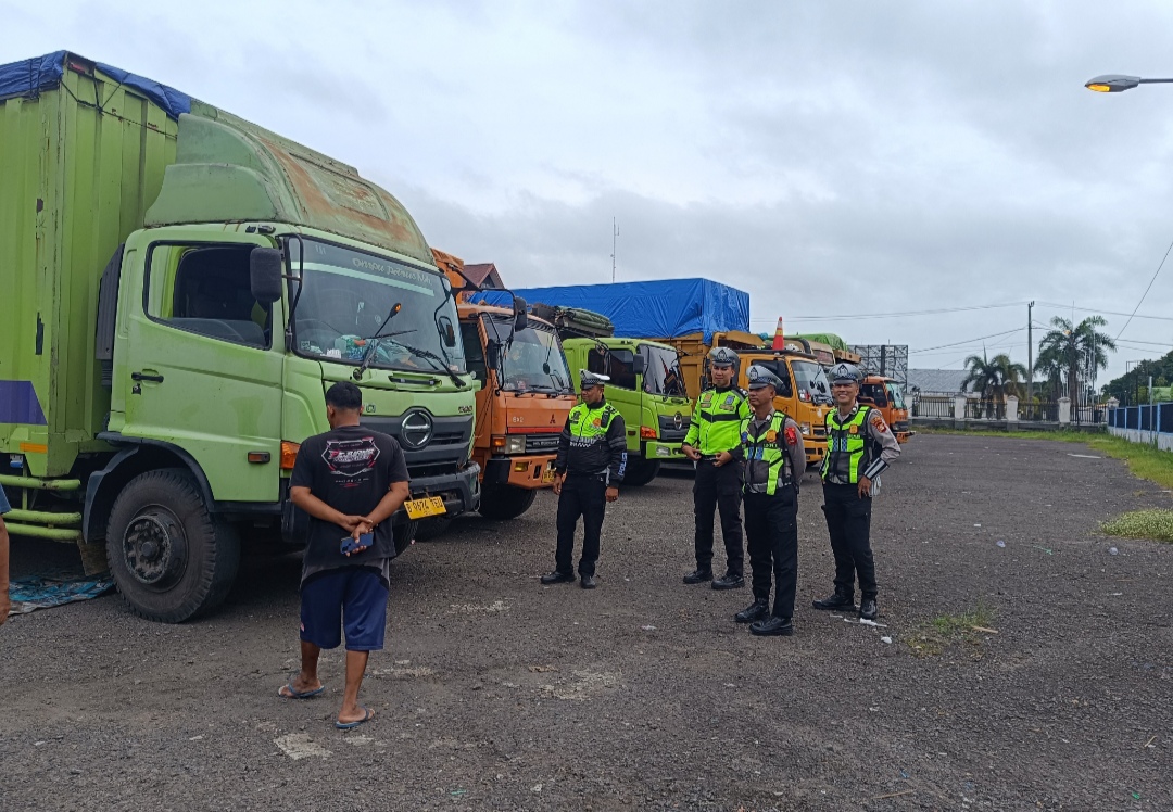 Jelang Mudik Lebaran Polres OKI Lakukan Penyekatan Truk Sumbu Tiga yang Membandel