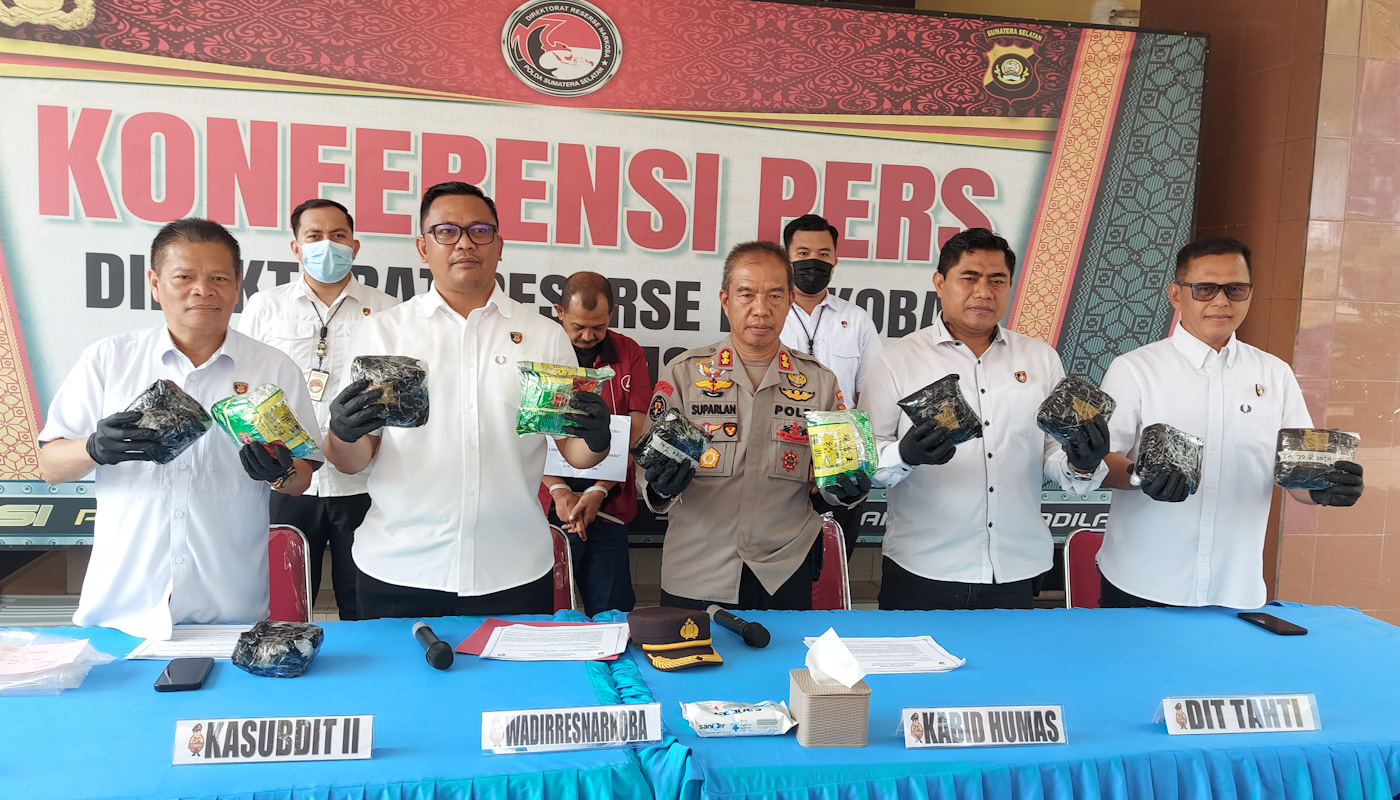 Polda Sumsel Gagalkan Penyelundupan 11 Kilogram Sabu-Sabu di Depan Warung Pempek di Sukarami Palembang