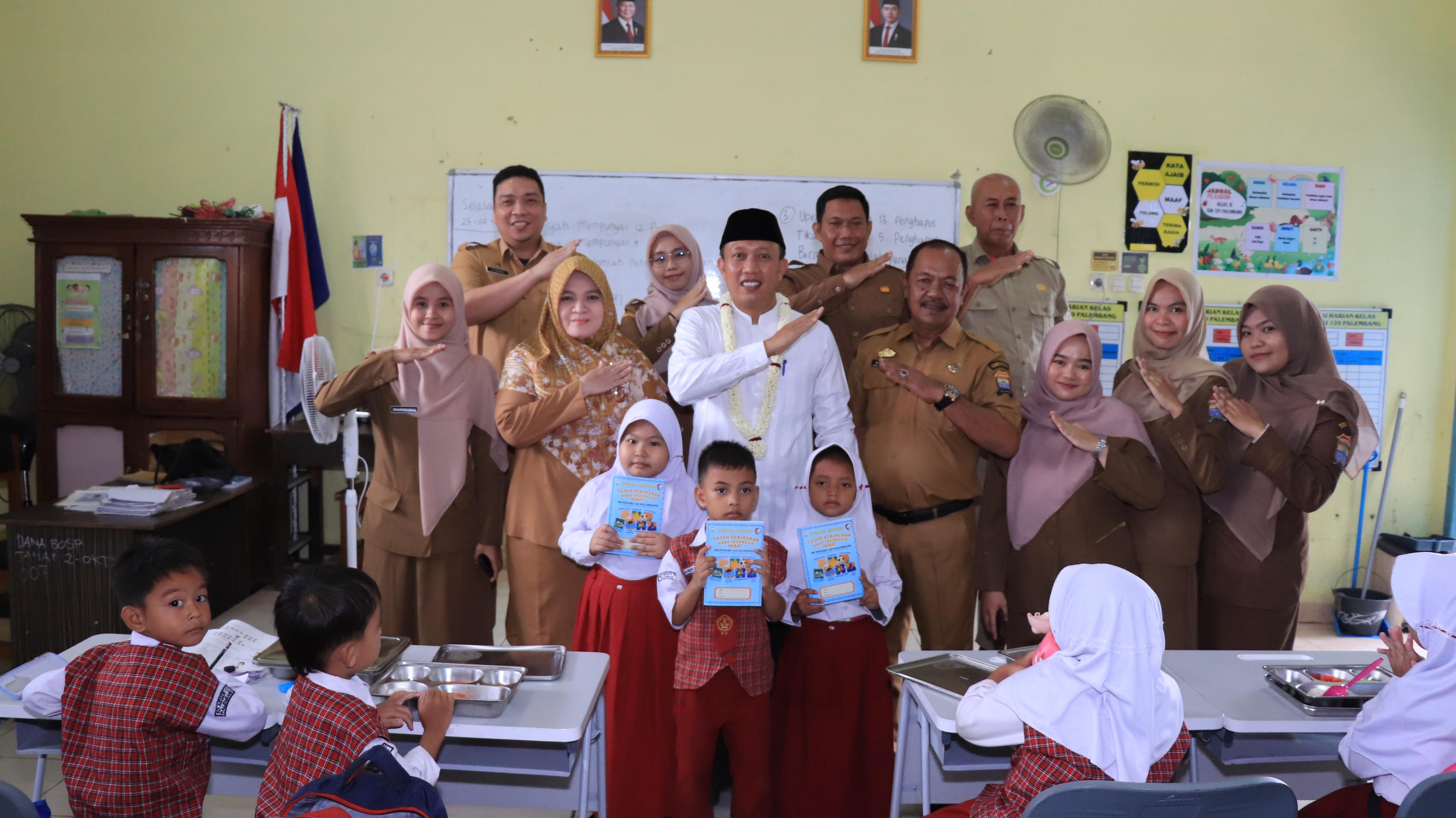 Kepala Dinas Pendidikan Kota Palembang Distribusikan Buku Ramadhan Gratis kepada Siswa