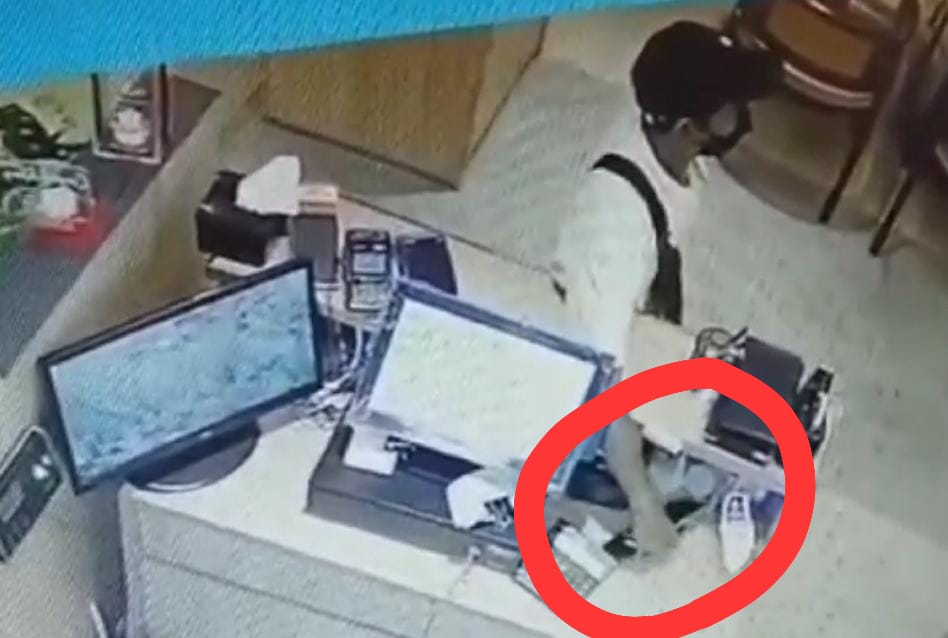 Viral, Pria Bertopi Hitam Gasak 3 Handphone di Meja Salah Satu Gerai Picon Mall