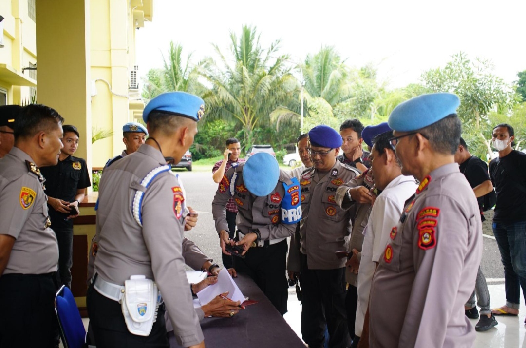 Propam Polda Sumsel Cek Senpi Personel Polres OKI Cegah Penyalahgunaan