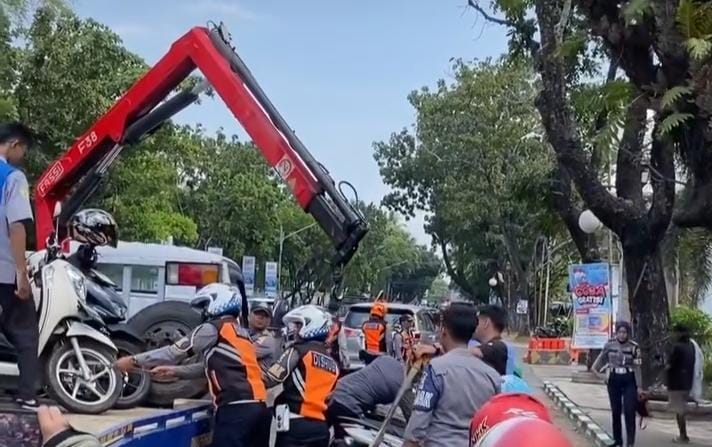 Selain Digembosi, Puluhan Sepeda Motor yang Parkir Sembarangan Diangkut Paksa Petugas Dishub Palembang