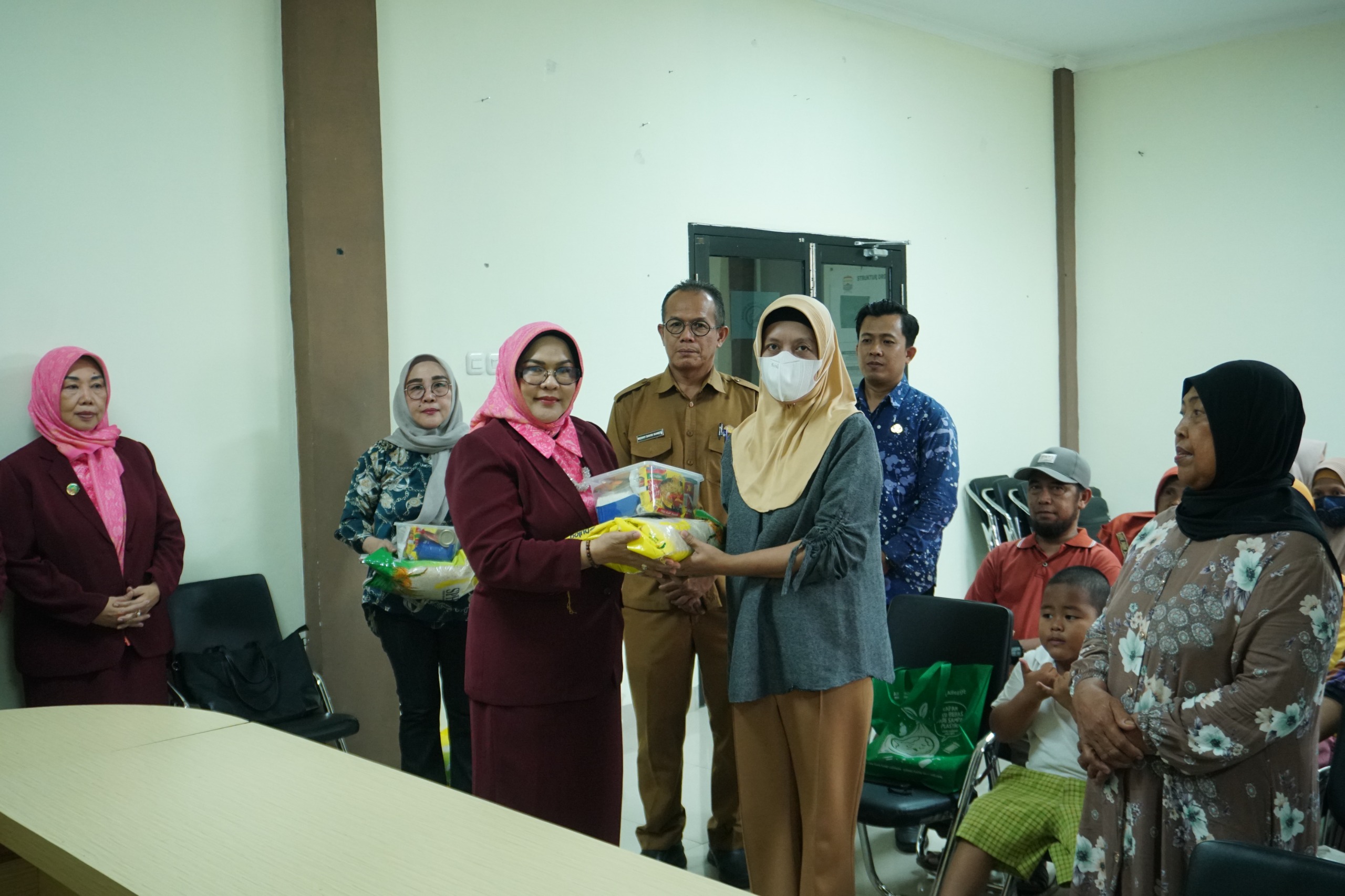 IKATRI DPRD Palembang Bagikan Sembako ke Warga Terdampak Asap Karhutla