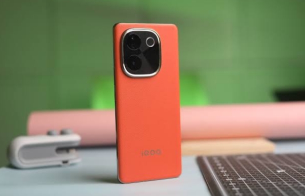 Vivo iQOO Z9s Pro Bawa Tampilan Layar AMOLED dengan Perlindungan Sertifikasi IP64