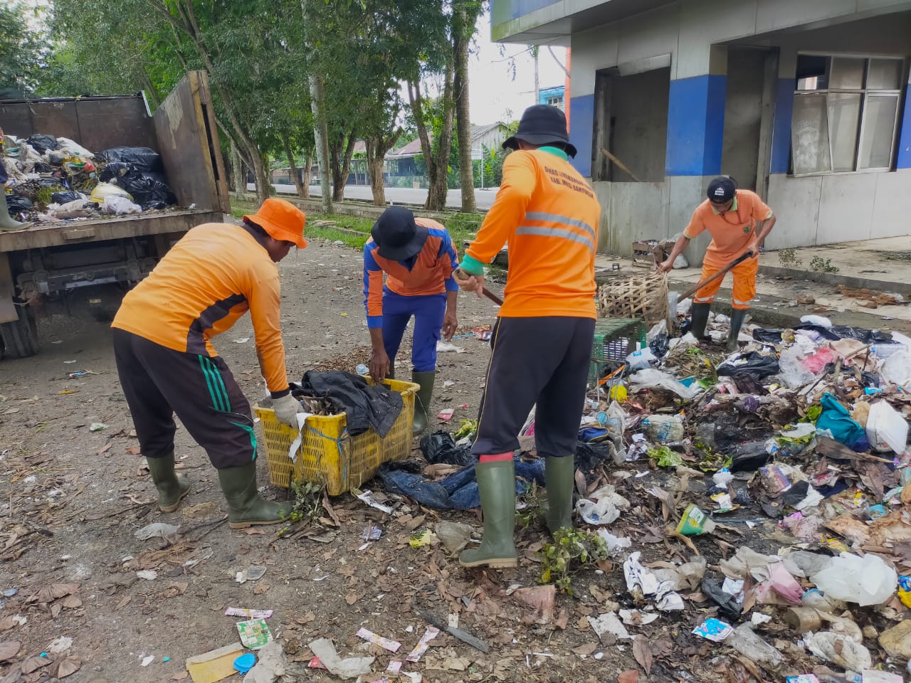 Tindaklanjuti Aduan Masyarakat, Dinas Lingkungan Hidup Muba Bersihkan Sampah di Terminal Randik Sekayu