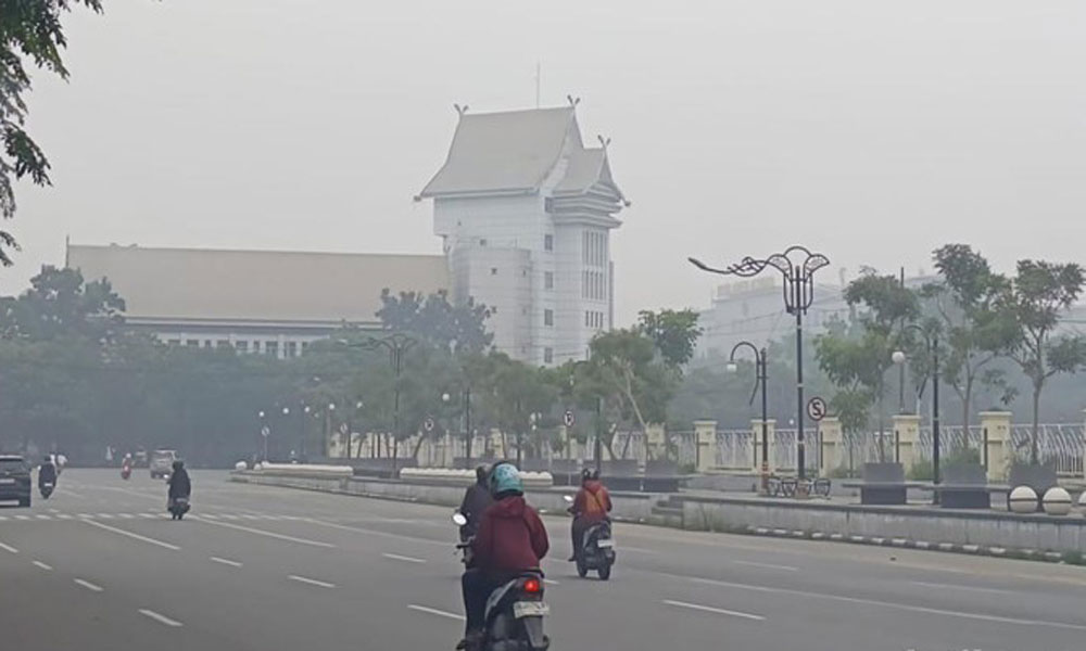 Diguyur Hujan, Kabut Asap di Pekanbaru Makin Pekat