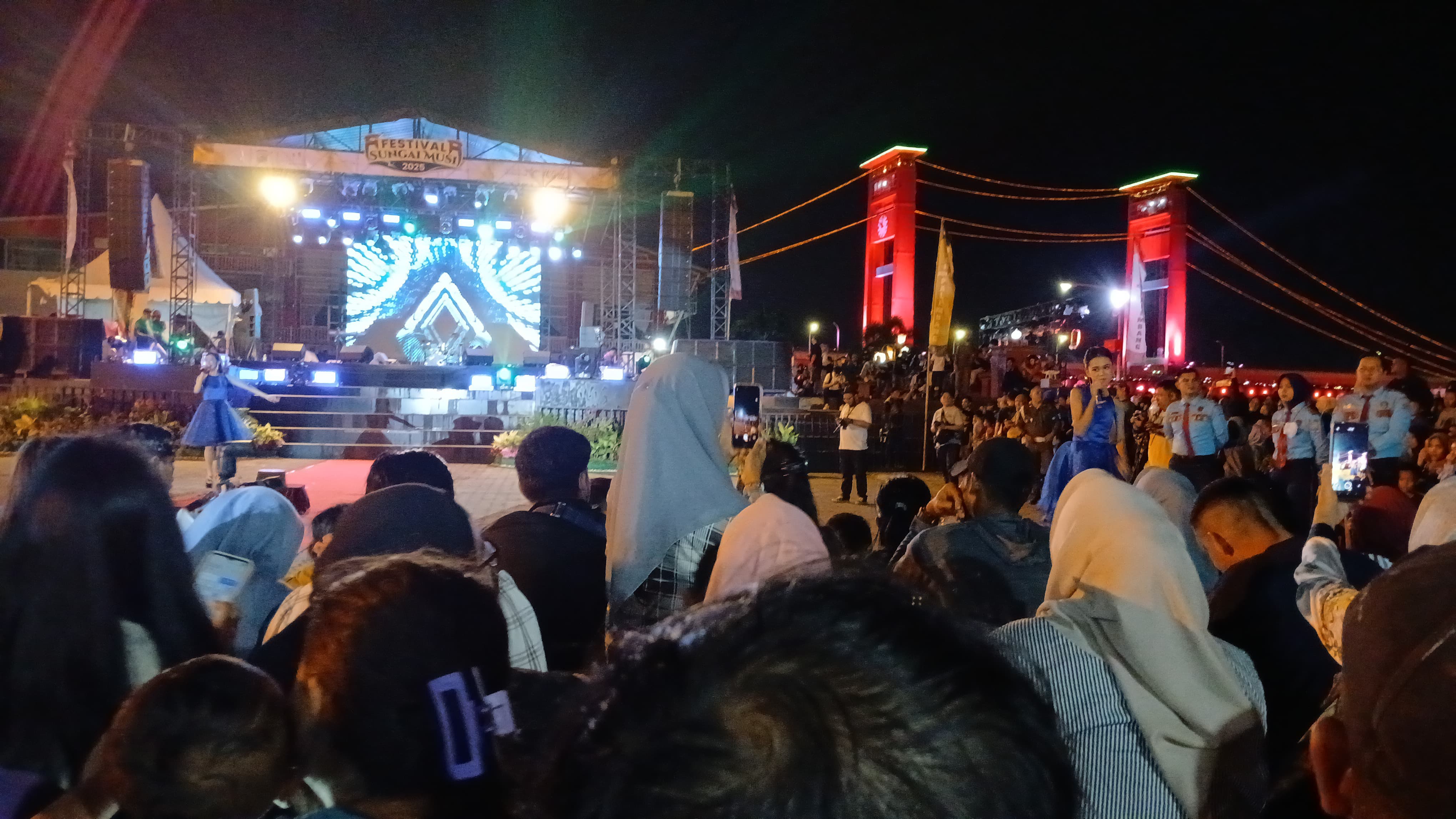 Ribuan Warga Palembang Antusias Nonton Festival Sungai Musi 2025 di Benteng Kuto Besak