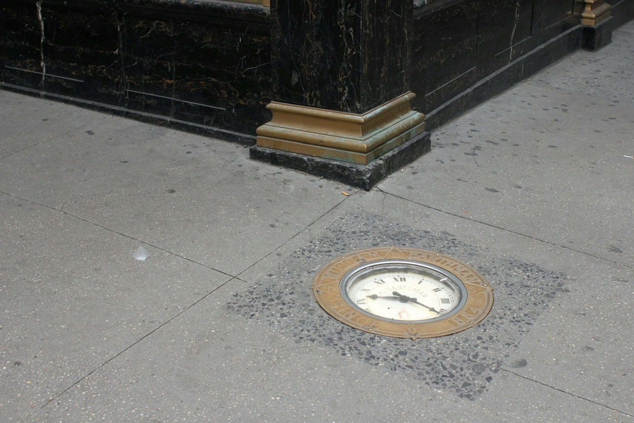 Ternyata! Ini Tujuan Dibuatnya Sidewalk Clock Di Kawasan Lower Manhattan, New York