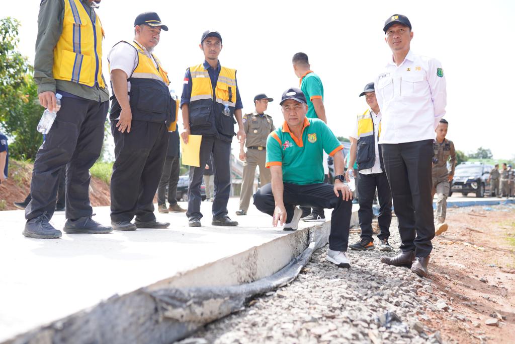 Pj Bupati Apriyadi Bangun Jalan Pelosok, Pangkas Jarak Tempuh Hingga Puluhan Kilometer