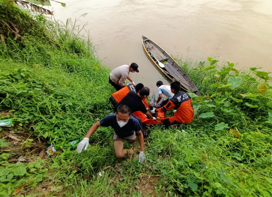 Mayat Mr X Mengapung di Sungai Ogan, Pisau Terselip di Pinggang