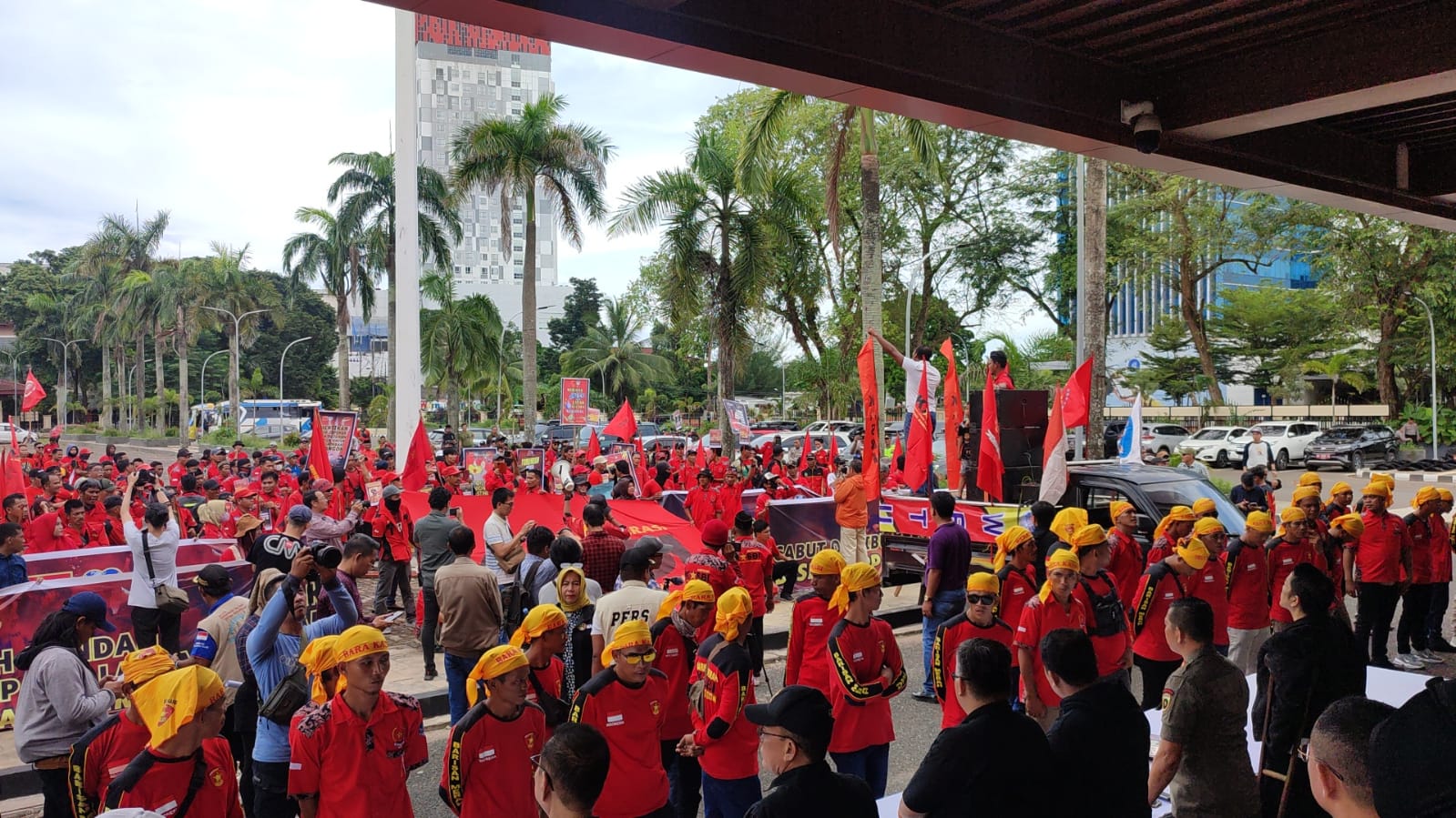 May Day di Palembang, Ribuan Buruh Sampaikan 14 Tuntutan, Salah Satunya Cabut Omnibuslaw Cipta Kerja