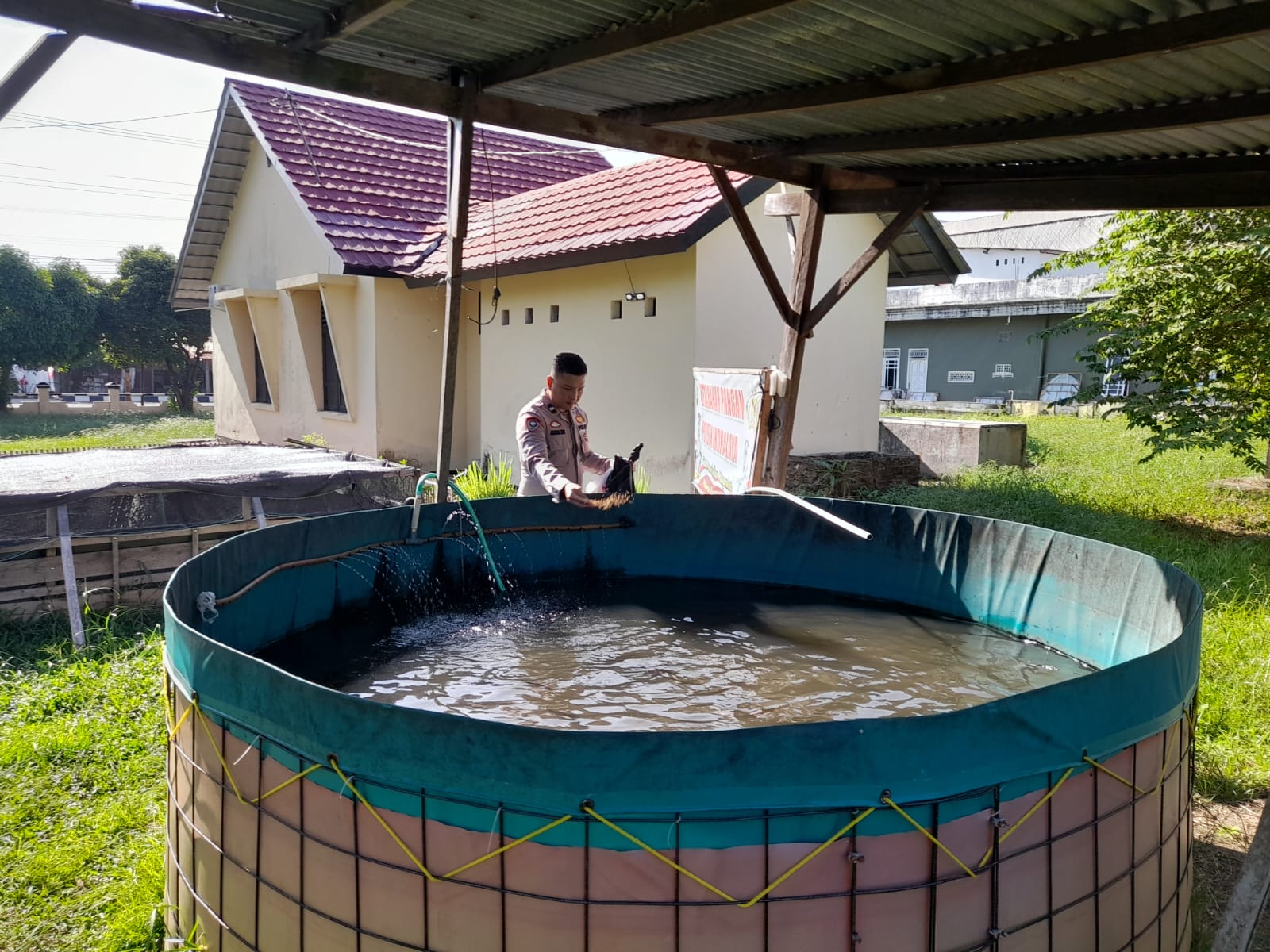 Polsek Indralaya Ogan Ilir Monitoring Kolam Ikan untuk Dukung Program Ketahanan Pangan