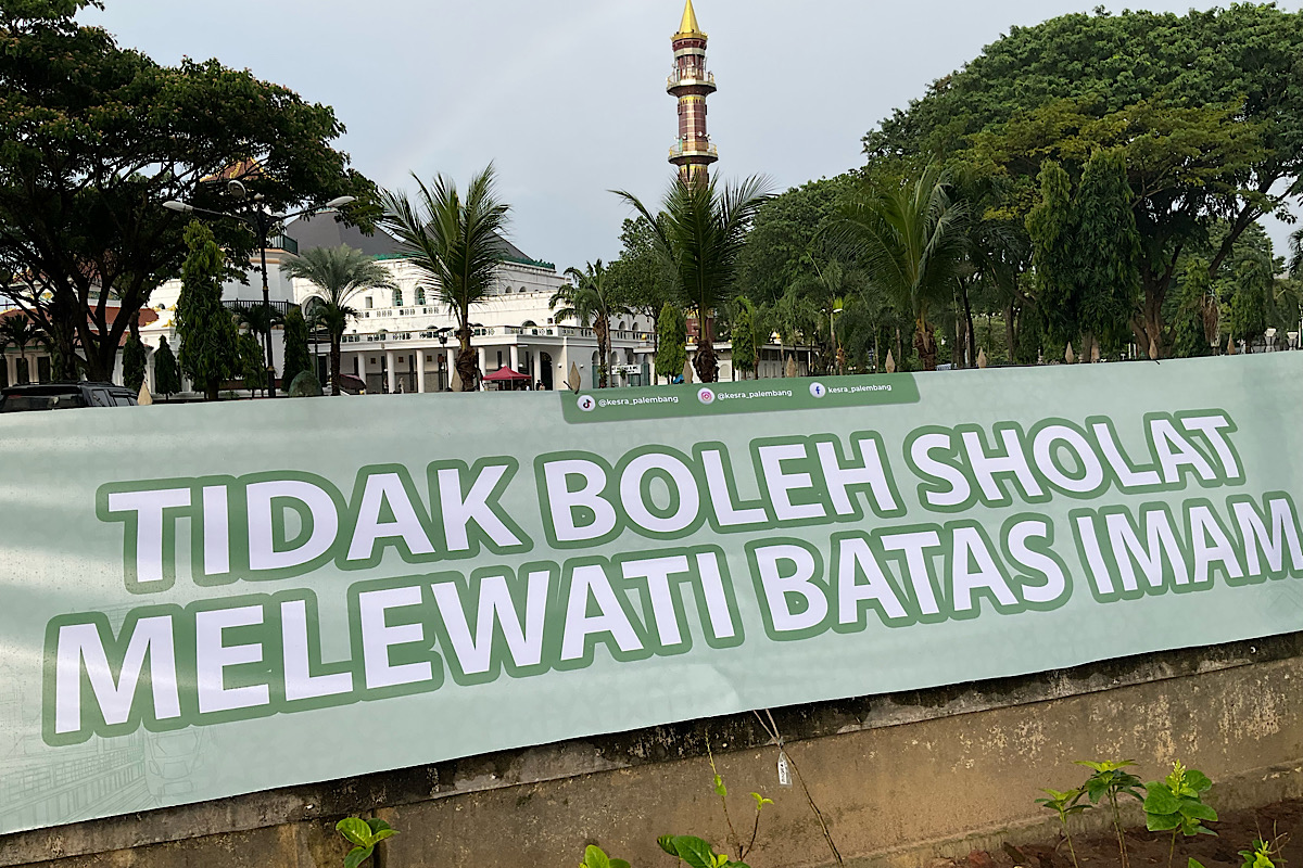 Tegas, Pagi Ini Sholat Id di Masjid Agung Palembang Tidak Boleh Melewati Batas Imam