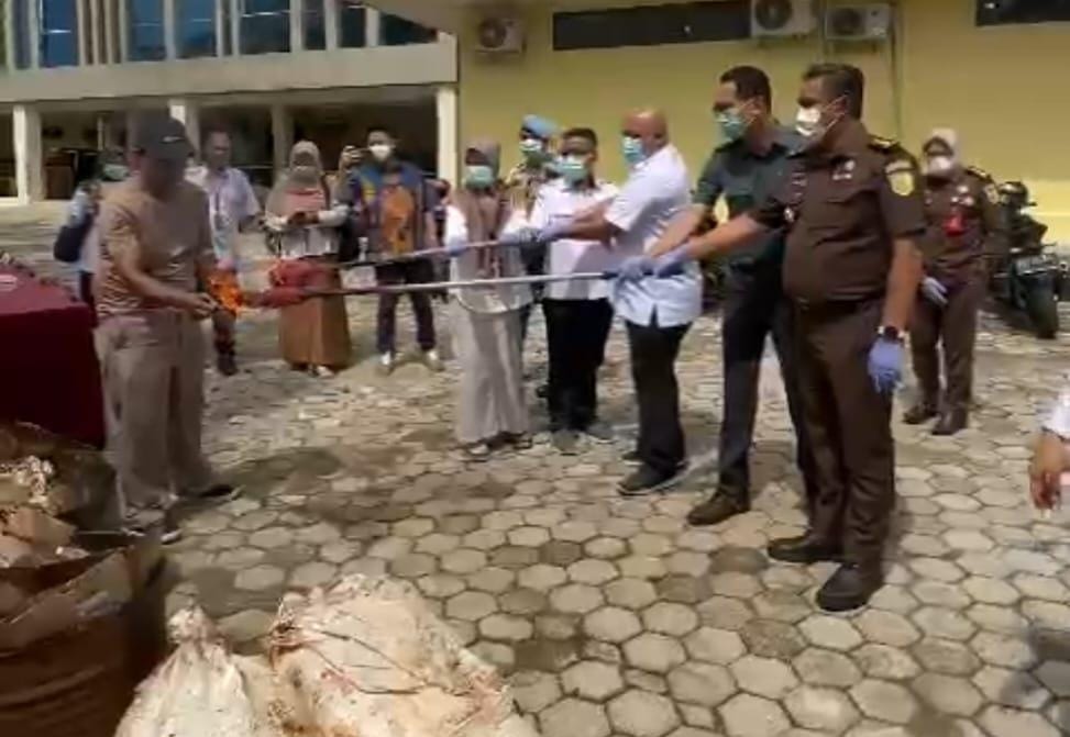 Polda Sumsel Musnahkan Barang Bukti Ratusan Kilogram Mie Berformalin Hasil Ungkap di Kota Lubuklinggau 