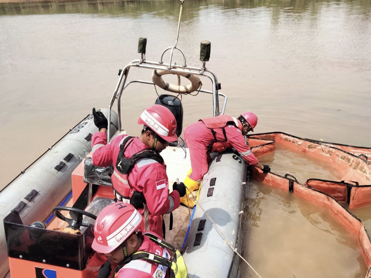 Pertamina EP Ramba Field Terjunkan Personel & Peralatan, Tanggulangi Tumpahan Minyak Mentah di Sungai Parung