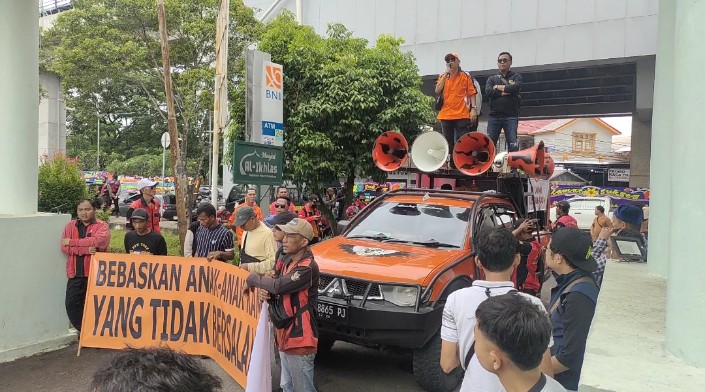 Keluarga 4 Tersangka Kasus Pembunuhan dan Rudapaksa Siswi SMP Geruduk Kejari Palembang