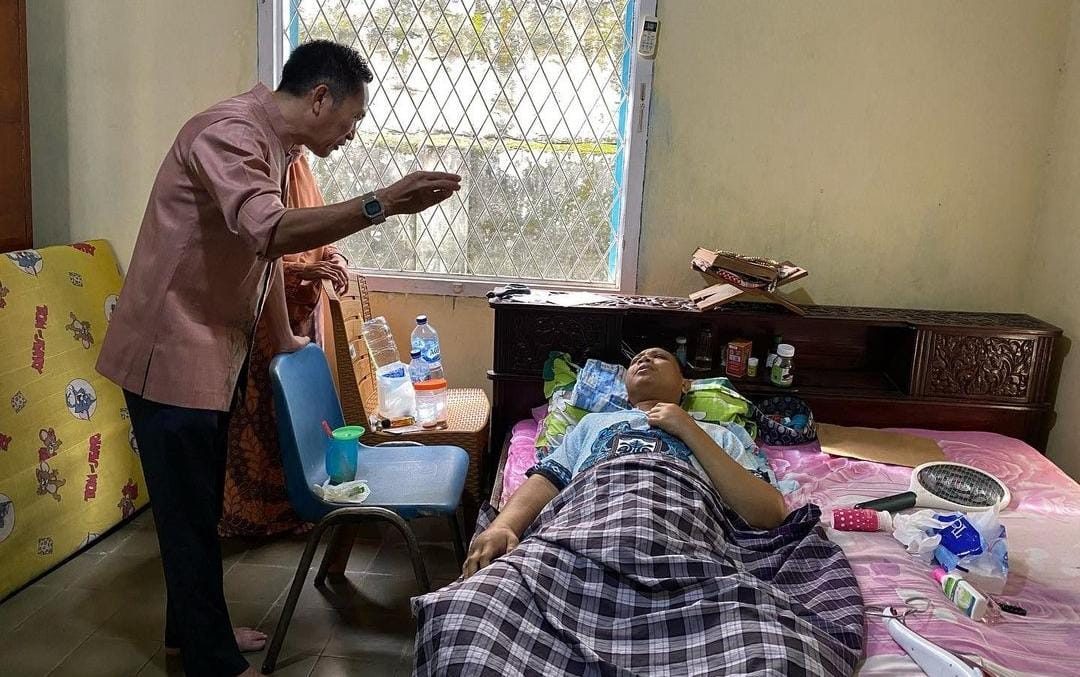 Jenguk Warga Gagal Ginjal, Ratu Dewa Perintahkan RS Palembang Bari Fasilitasi Pengobatan Berkelanjutan 
