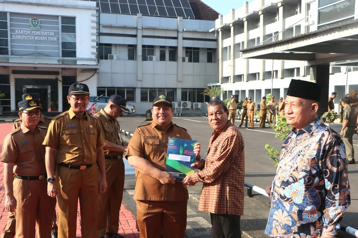 Sekda Muara Enim Berikan Penghargaan Kepada 26 ASN Purnabakti