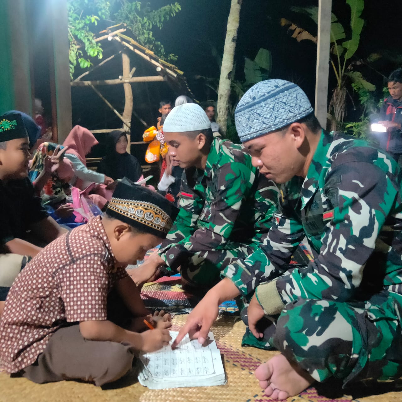 Tak Hanya Kerjakan Sasaran Fisik, Prajurit TNI Juga Ajarkan Anak-anak Mengaji di Lokasi TMMD 