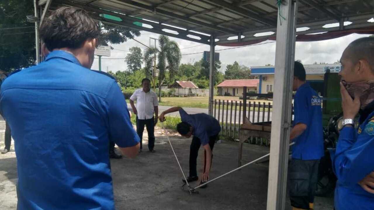 Sembunyi di Kantor DPD Partai Nasdem OKI, Ular Cobra Ditangkap Petugas Damkar