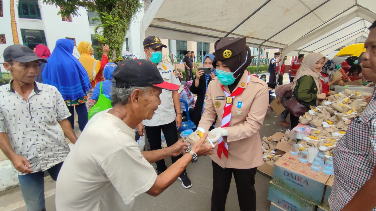 Wakil Wali Kota Palembang Bagikan 1.500 Nasi Bungkus