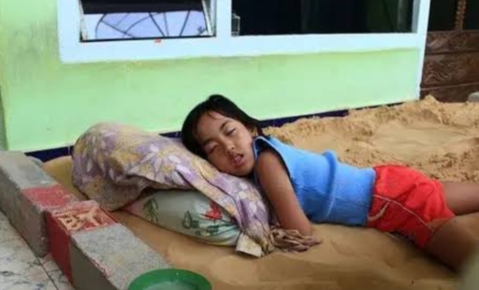 Tidur Beralas Pasir, Tradisi Unik di Sumenep Madura Ini Ternyata Punya Segudang Manfaat