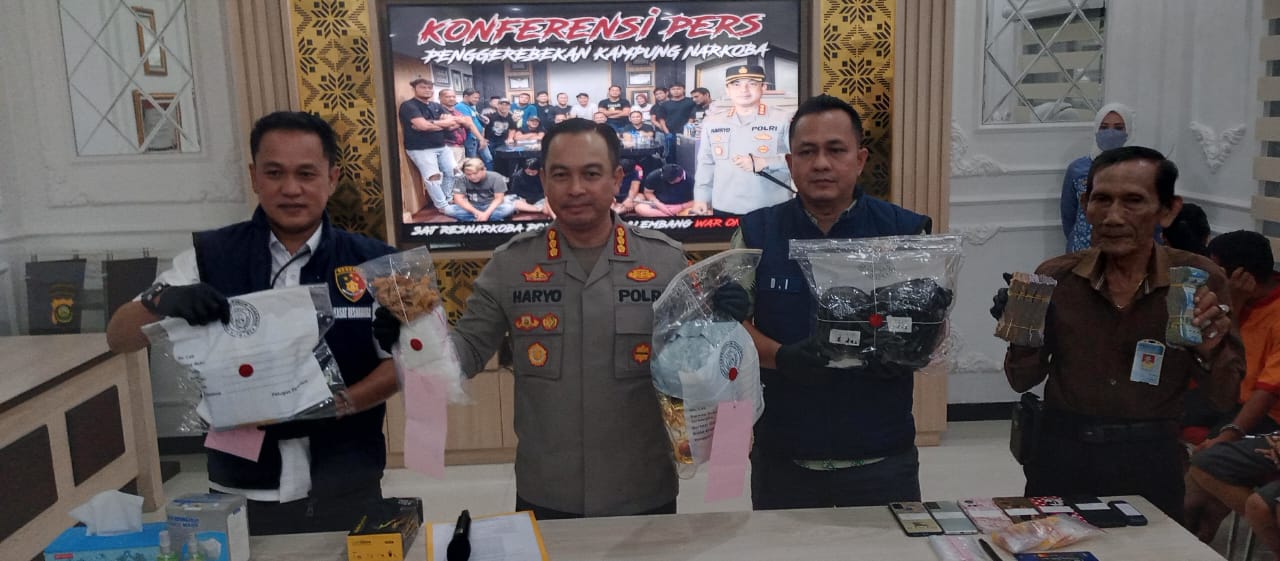 Polisi Gerebek Lorong Cek Latah Palembang, Amankan 6,5 Kilogram Sabu-Sabu dan 5 Orang Warga, 1 Perempuan