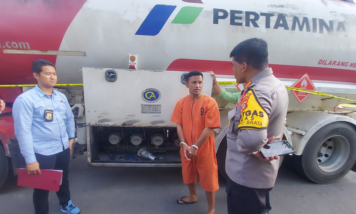 Polda Sumsel Tangkap Sopir Tangki Pertamina ‘Kencing’ di Jalan Lintas Desa Pemulutan Ogan Ilir