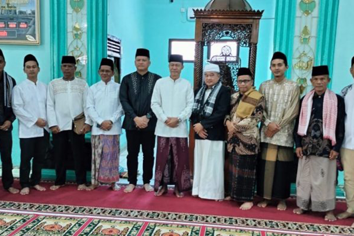 Penjabat Walikota Prabumulih H. Elman Laksanakan Shalat Idul Adha dan Serahkan Hewan Qurban di Masjid Al-Muhaj