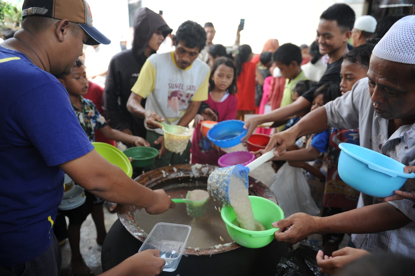 Ratusan Warga 12 Ulu Palembang Juga Berebut Bubur Assyuro, Ternyata Ini Manfaatnya?