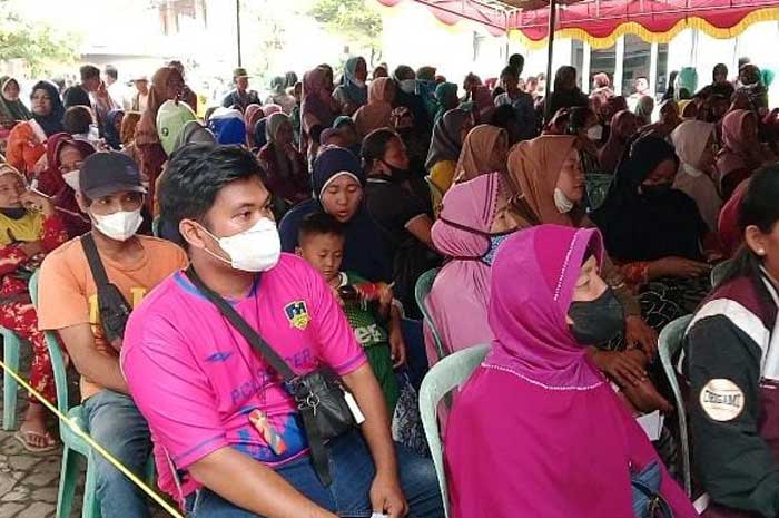 Warga Pemulutan Cairkan BLT di Palembang