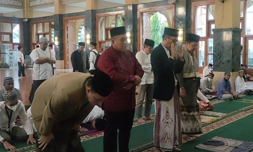 Ratu Dewa Melaksanakan Shalat Idul Adha Bersama Warga di Masjid Darussai'd