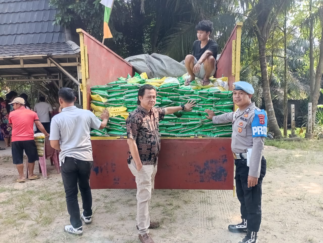 10 Ton Beras Ludes Diserbu Warga Saat Gerakan Pangan Murah Polres Ogan Ilir Bersama Bulog