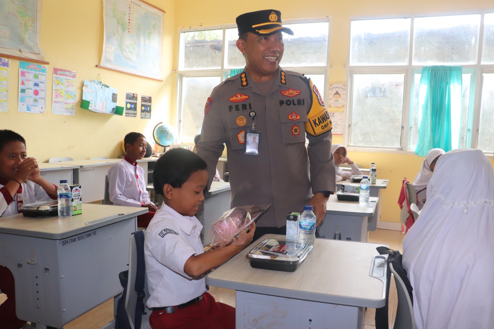 Polda Sumsel Kembali Bagikan Makan Siang Bergizi ke Ratusan Siswa SD di Palembang