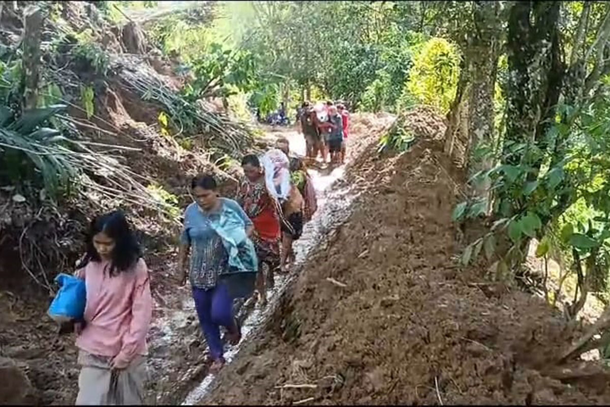 Akses Jalan Tertimbun Longsor, Warga Sekit Terpaksa di Gotong