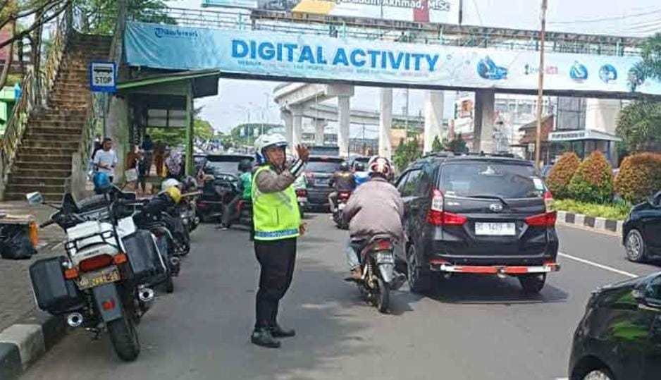 Sering Terjadi Kemacetan Kasat Lantas Tempatkan Personil Di Depan SD Muhammadiyah 6 Palembang