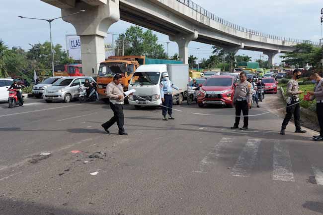 Bonceng Anak Pulang Sekolah, IRT Tewas Ditabrak Fuso di Lampu Merah 