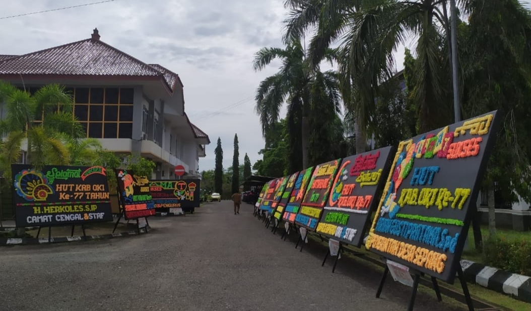 Halaman DPRD OKI Dipenuhi Karangan Bunga Ucapan HUT Kabupaten OKI ke-77