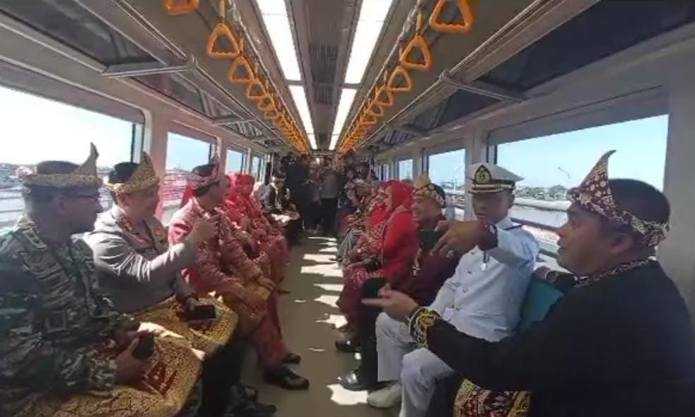 Rayakan HUT Palembang, Wako, Wawako dan Kapolrestabes Cicipi Naik LRT