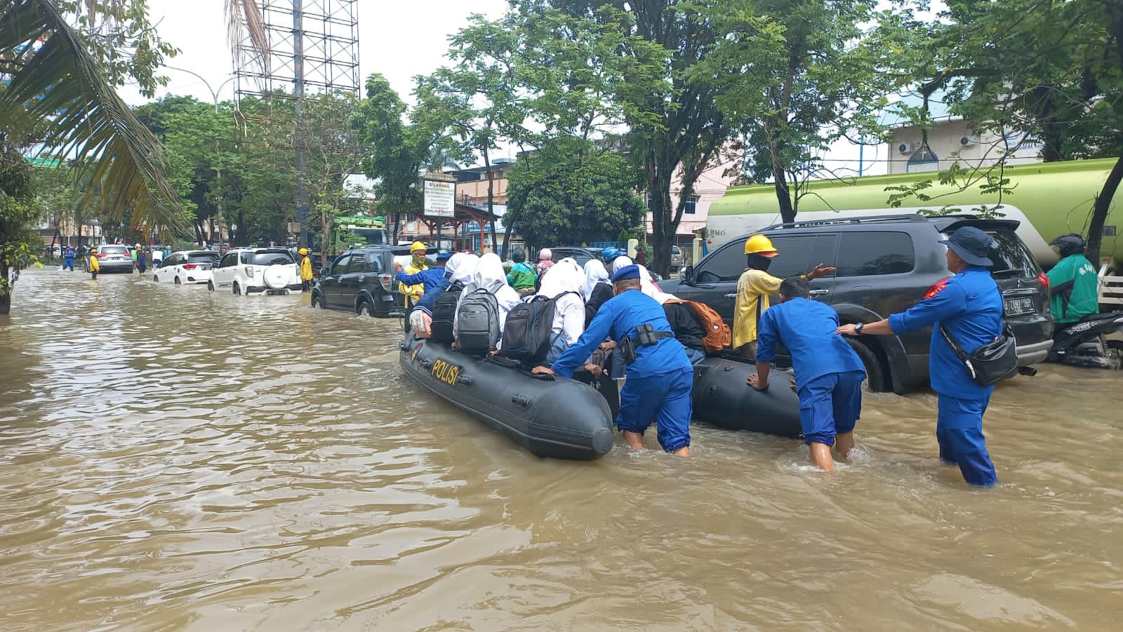 Bantu Warga dan Pelajar Lewati Banjir, Polairud Polda Sumsel Turunkan 2 Perahu Karet