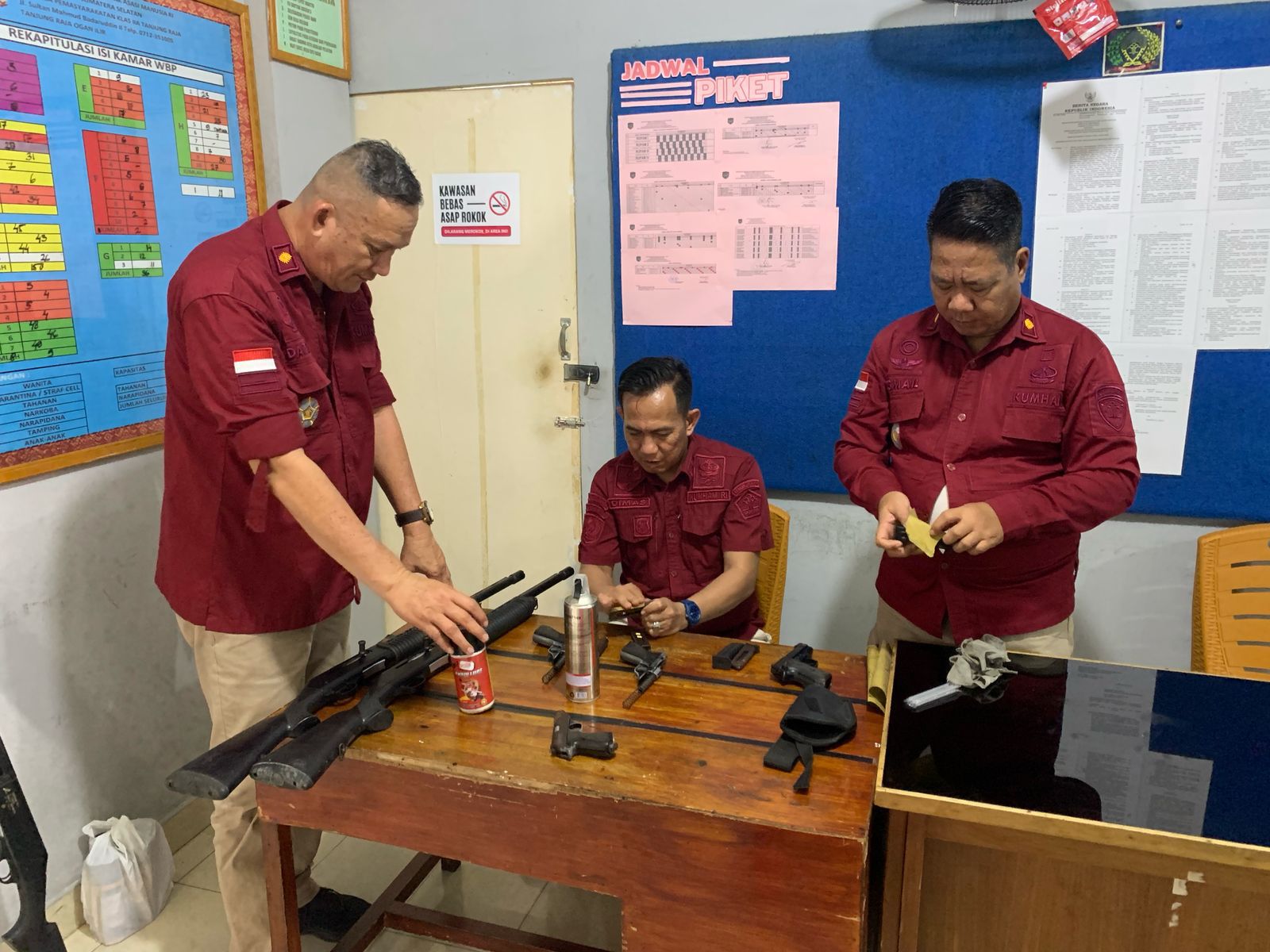 Pastikan Kondisi Prima, Lapas Tanjung Raja Ogan Ilir Lakukan Perawatan Senjata Api Secara Rutin