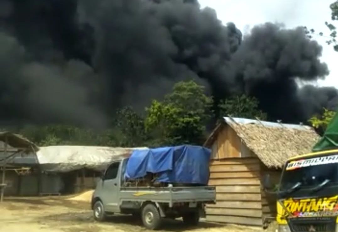 Saat Akan Dicuri, Minyak di Lokasi Eks Penyulingan Tradisional Bayung Lencir Musi Banyuasin Terbakar