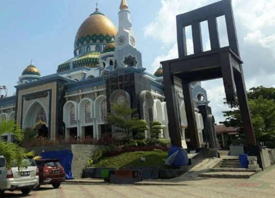 Terkuak Oh Ini Alasan Kuyung Kadim Bangun Kursi Patah di Depan Masjid, Semula Pingin Bangun Patung Shio Kuda 