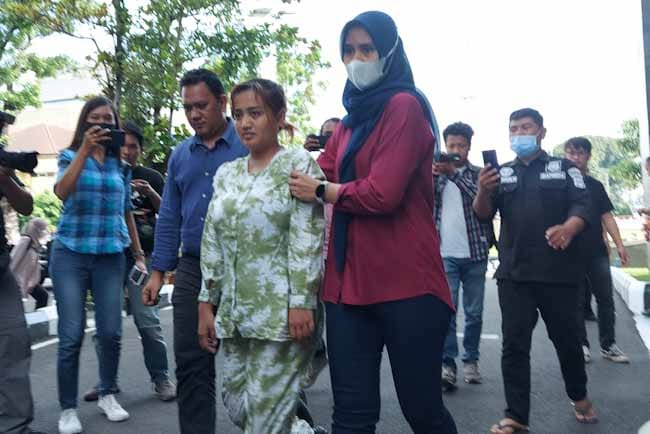 Wajib Lapor Perdana, Tersangka Lina Mukherjee Kasus Penistaan Agama Pastikan Hadir di Polda Sumsel Hari Ini